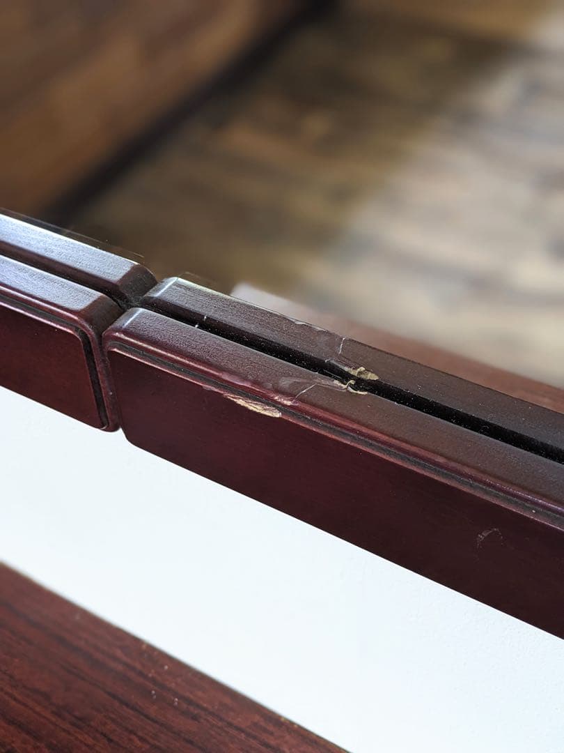 ダークブラウンのデザインミラー 壁掛け鏡