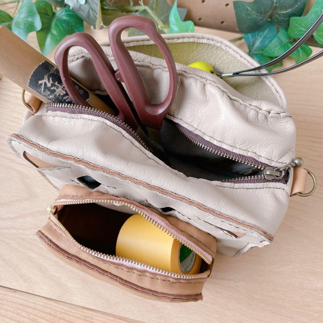 四角い豚のミニバッグ　本革　手縫い　ジト目