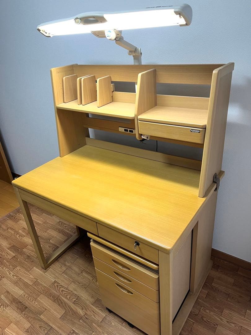 【直接取りに来れる方】木製学習机 デスクライト付き　ヒカリサンデスク