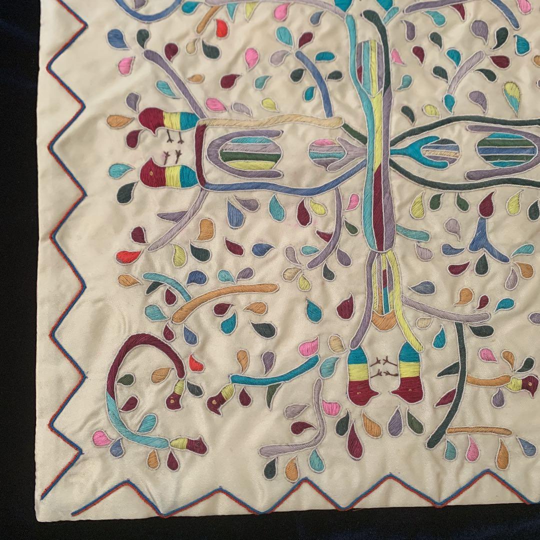 手刺繍のクッションカバー