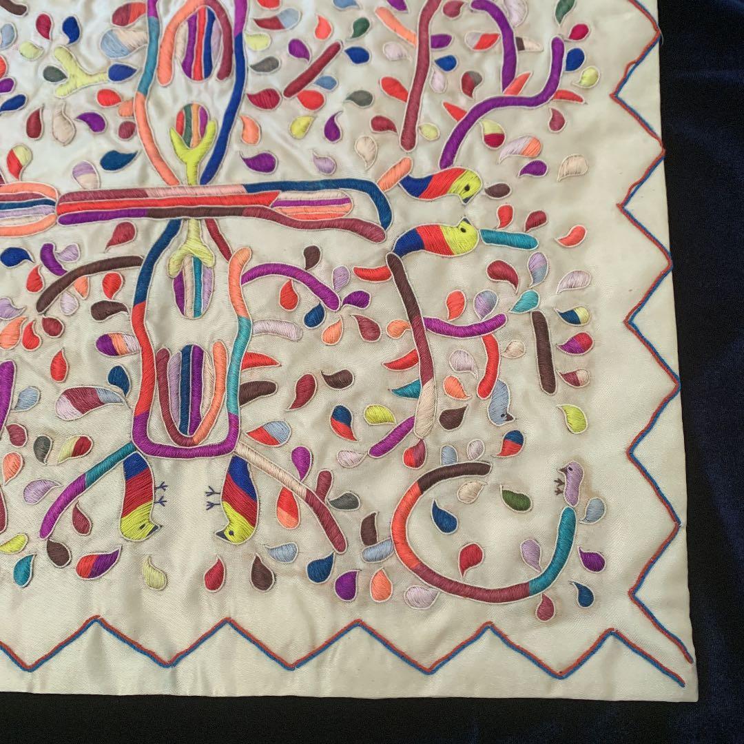 手刺繍のクッションカバー