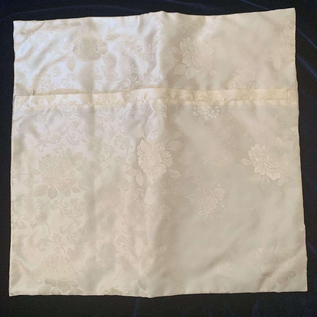 手刺繍のクッションカバー