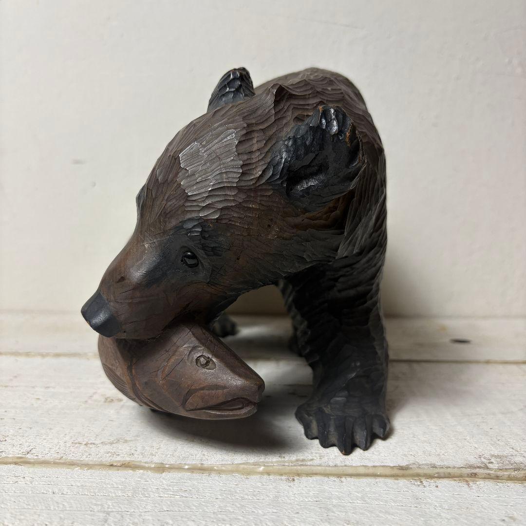 木彫りの熊　鮭喰い熊　毛彫り　ガラス目　生き生き表情　作者不詳