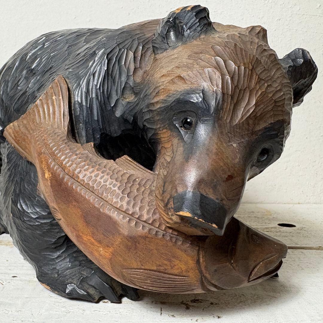 木彫りの熊　鮭喰い熊　毛彫り　ガラス目　生き生き表情　作者不詳