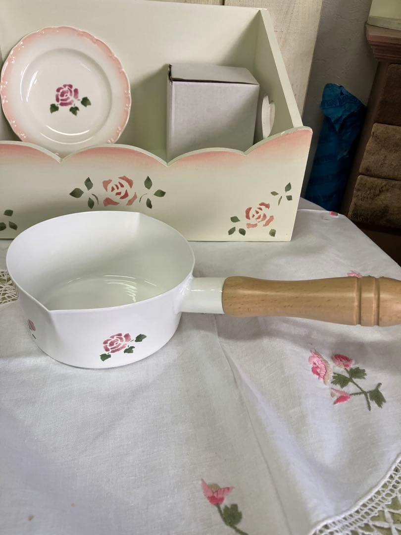 マニー福袋 マニーローズ陶器食器とホーローミルクパン、薔薇柄木製