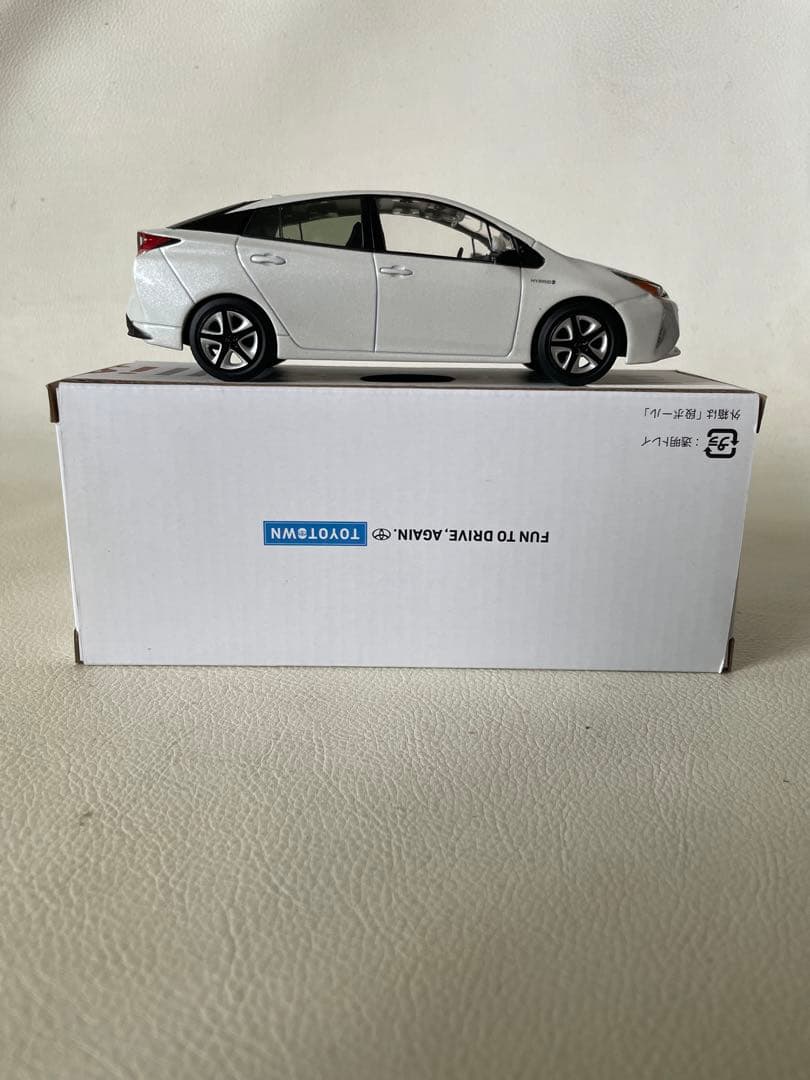 トヨタ プリウス 色見本 50系前 ② 070 ホワイトパールクリスタルシャイン