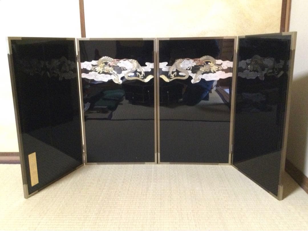 五月人形 飛騨の一刀彫龍頭兜 上原鎧袖作 屏風、台付 L152