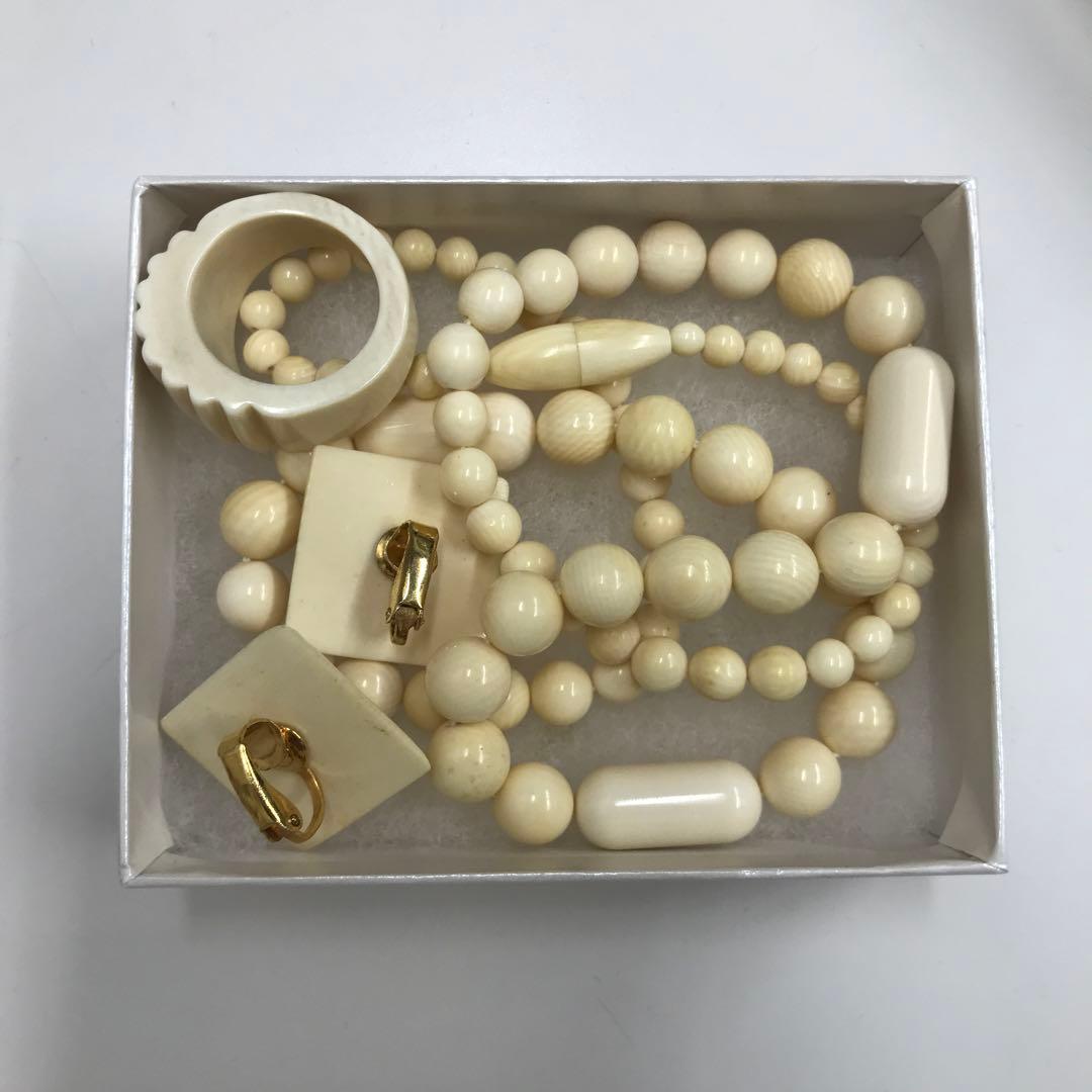 白いネックレス　イヤリング　指輪　3点セット　箱付き