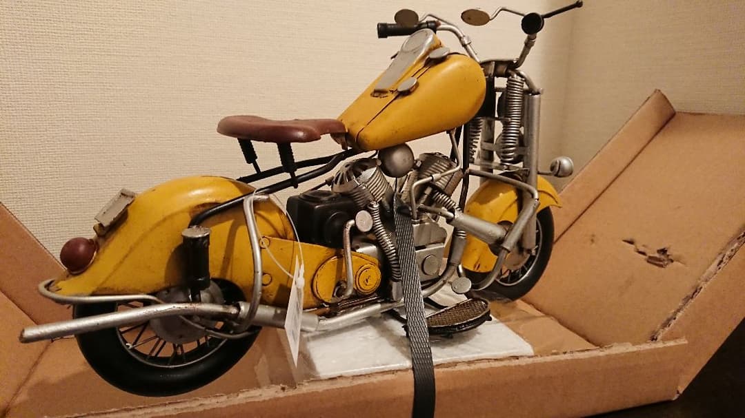 大迫力のぶりきのおもちゃ黄色のバイクです