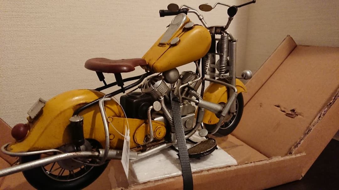 大迫力のぶりきのおもちゃ黄色のバイクです