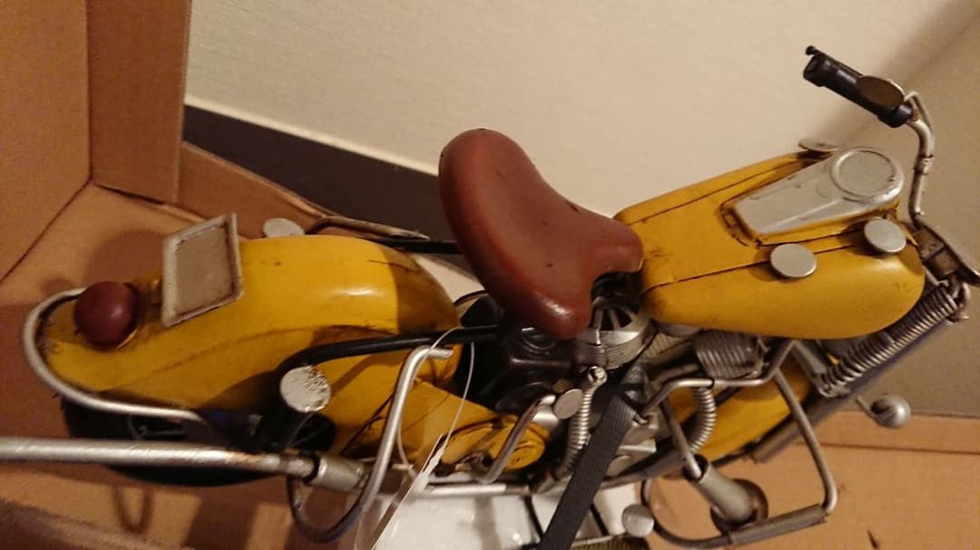 大迫力のぶりきのおもちゃ黄色のバイクです