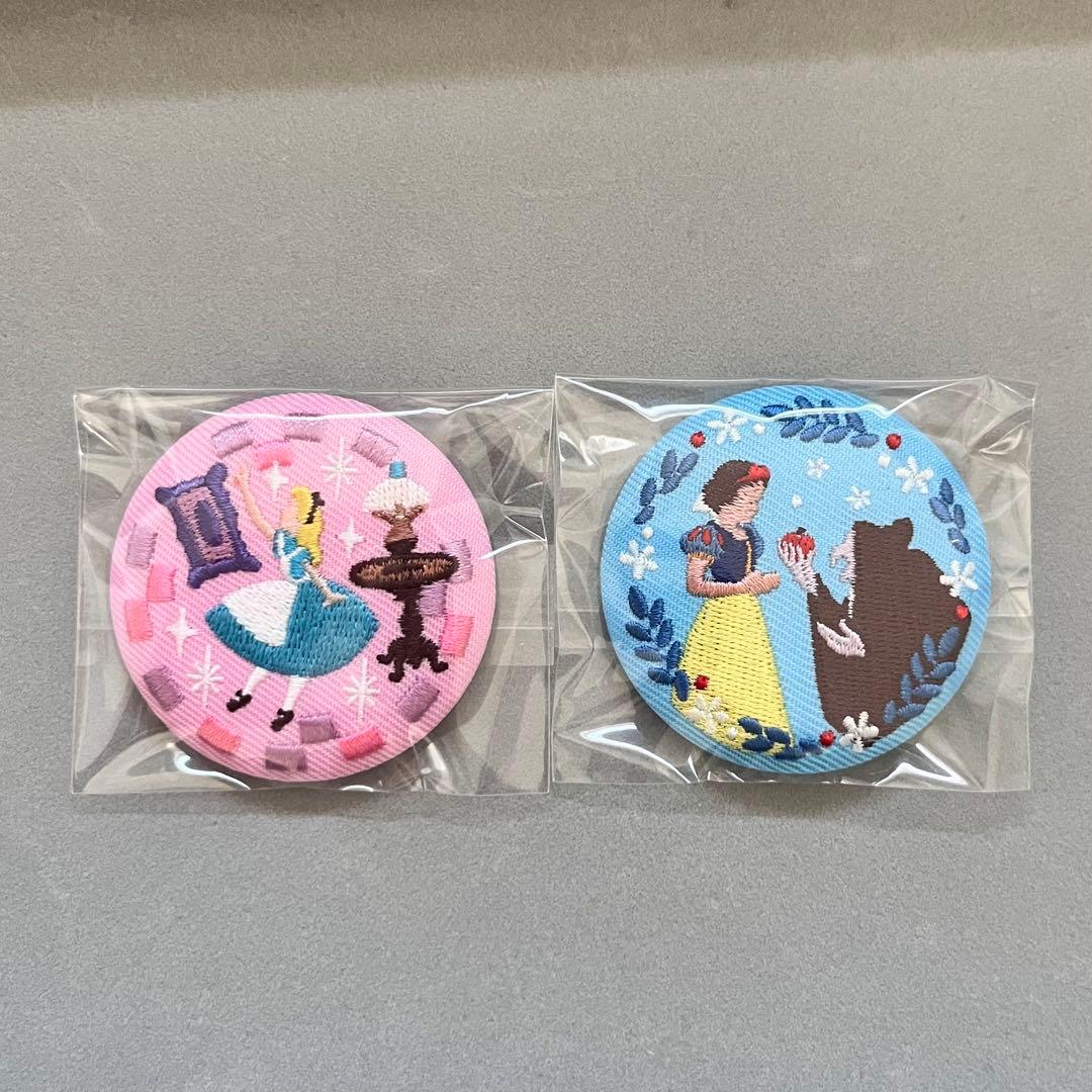 Disney Characters 刺繍缶バッジ 不思議の国のアリス 白雪姫 - メルカリ