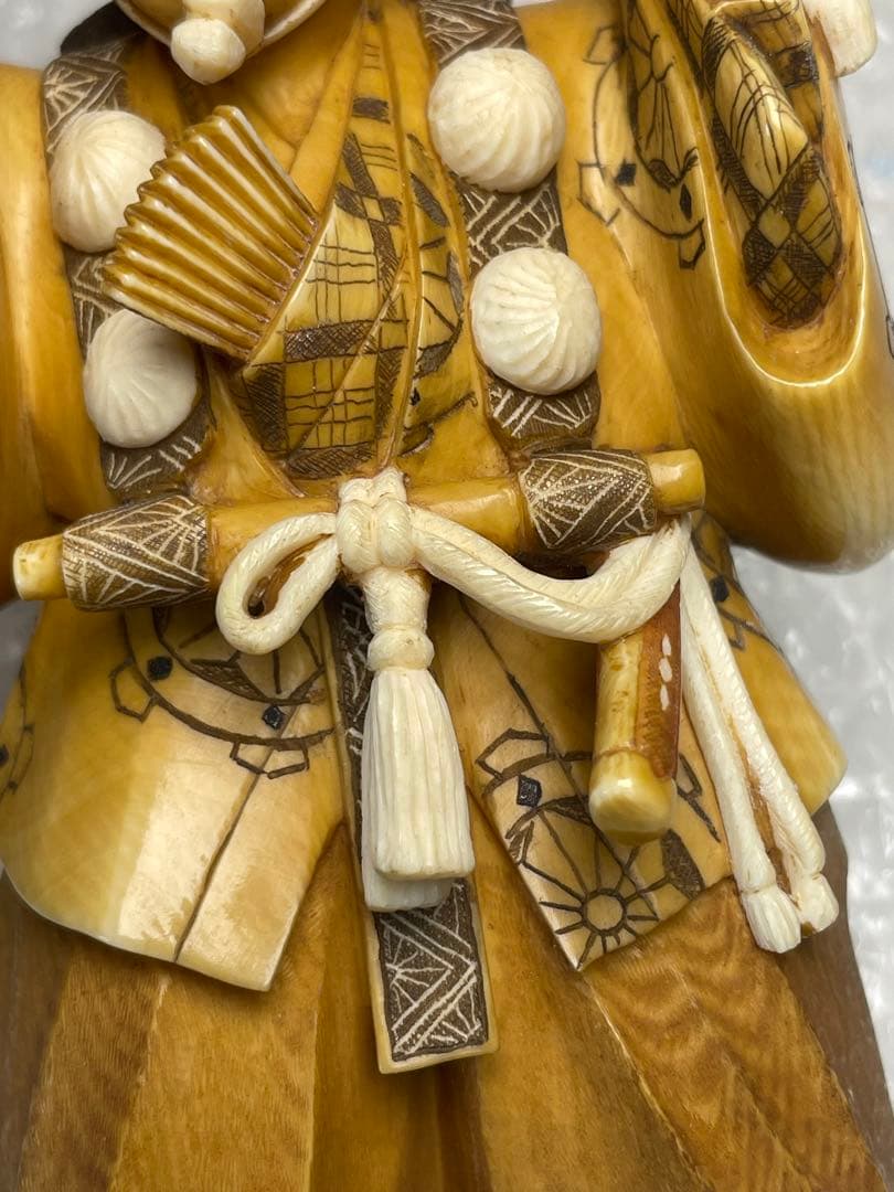 【木箱付】根付風 彫刻人形 武者像 361g 《青帆銘》