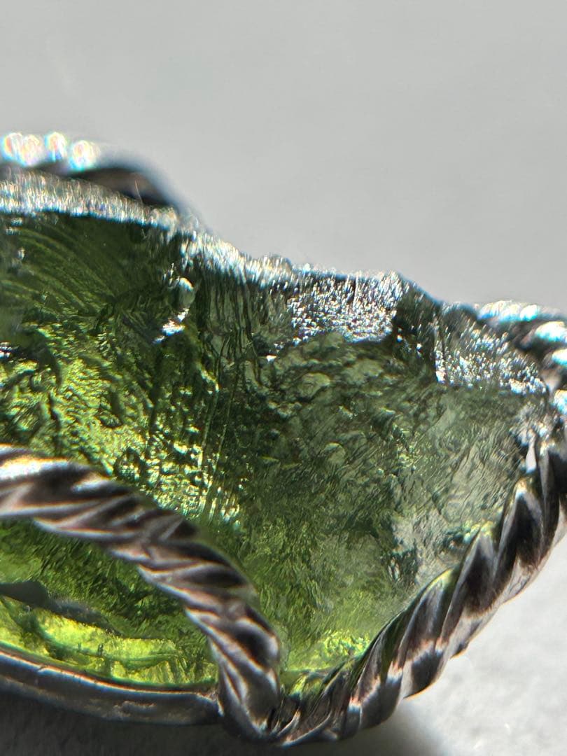 【新品未使用】モルダバイト原石 ペンダントトップ シルバー925チェーン付き