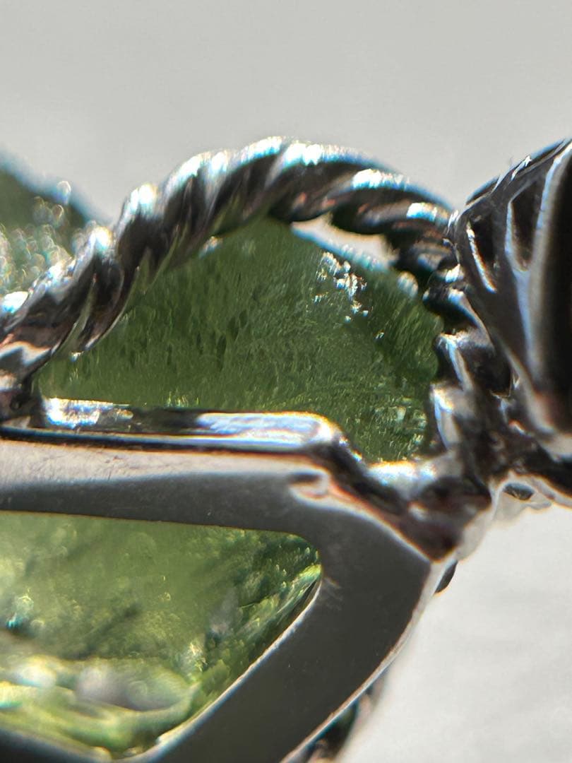 【新品未使用】モルダバイト原石 ペンダントトップ シルバー925チェーン付き