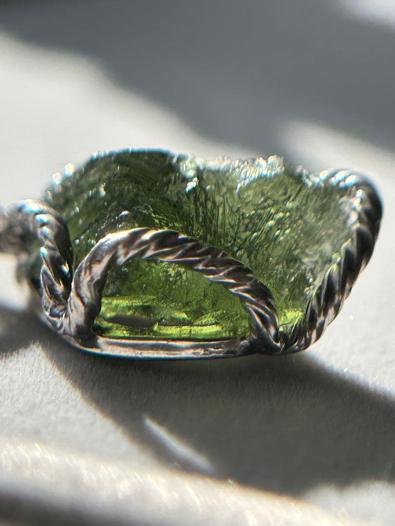 【新品未使用】モルダバイト原石 ペンダントトップ シルバー925チェーン付き