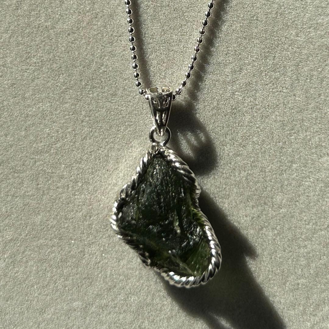 【新品未使用】モルダバイト原石 ペンダントトップ シルバー925チェーン付き