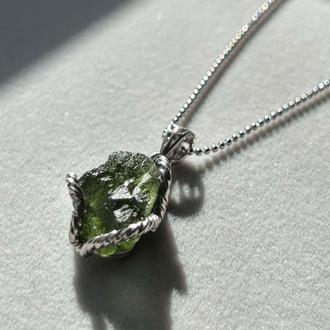 【新品未使用】モルダバイト原石 ペンダントトップ シルバー925チェーン付き