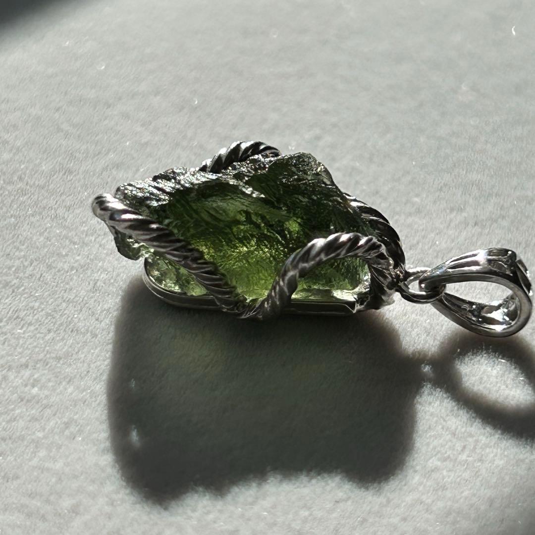 【新品未使用】モルダバイト原石 ペンダントトップ シルバー925チェーン付き