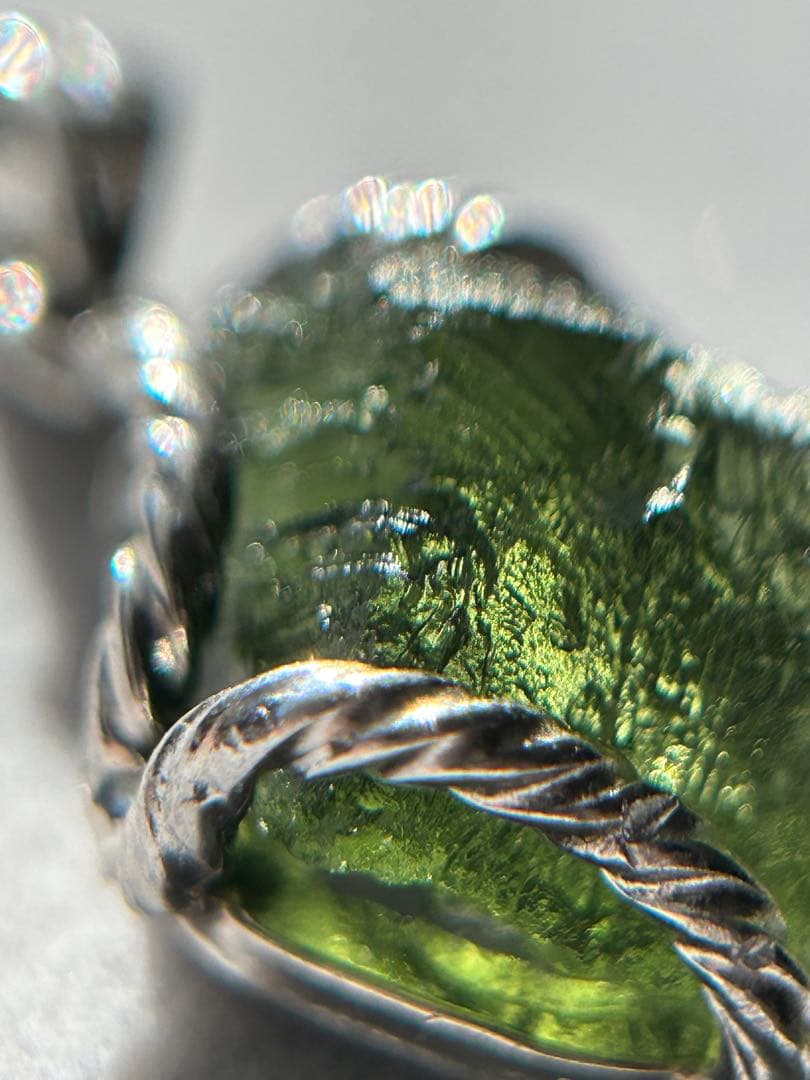 【新品未使用】モルダバイト原石 ペンダントトップ シルバー925チェーン付き