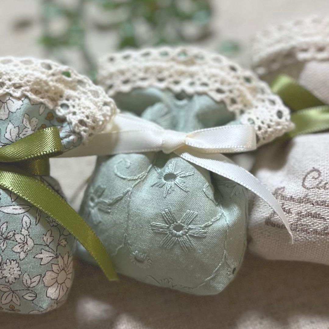 No.2305-8 ミニストラップサシェ 香り袋 3個組 くすみグリーン 花柄