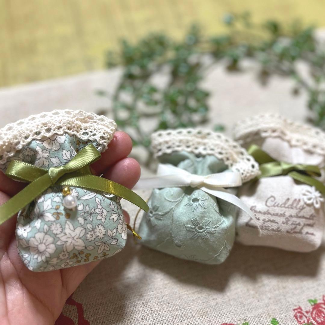 No.2305-8 ミニストラップサシェ 香り袋 3個組 くすみグリーン 花柄