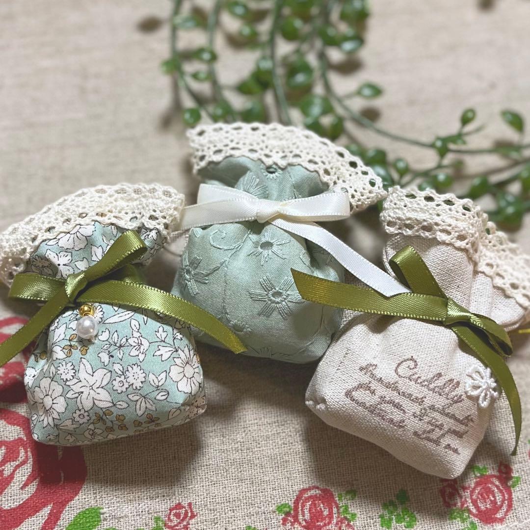 No.2305-8 ミニストラップサシェ 香り袋 3個組 くすみグリーン 花柄