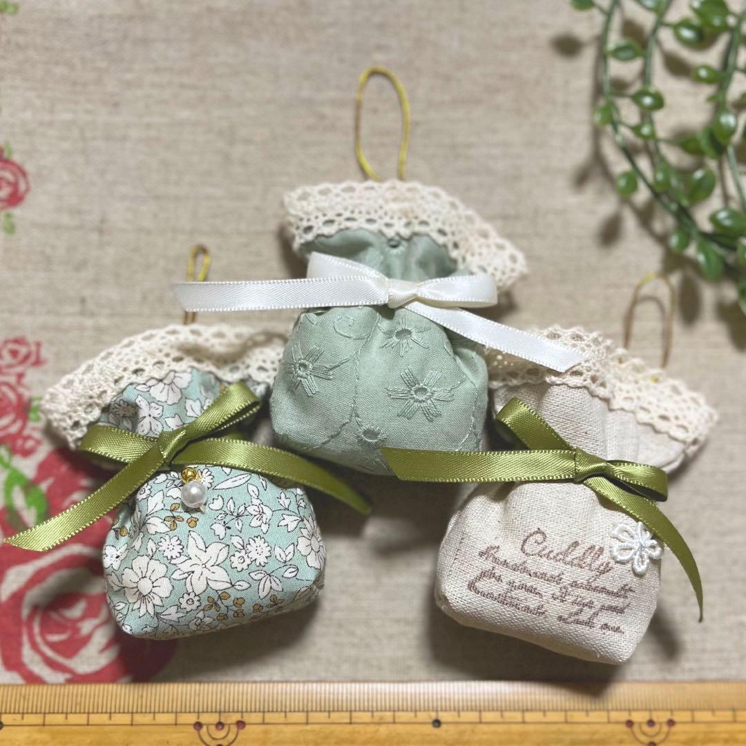 No.2305-8 ミニストラップサシェ 香り袋 3個組 くすみグリーン 花柄