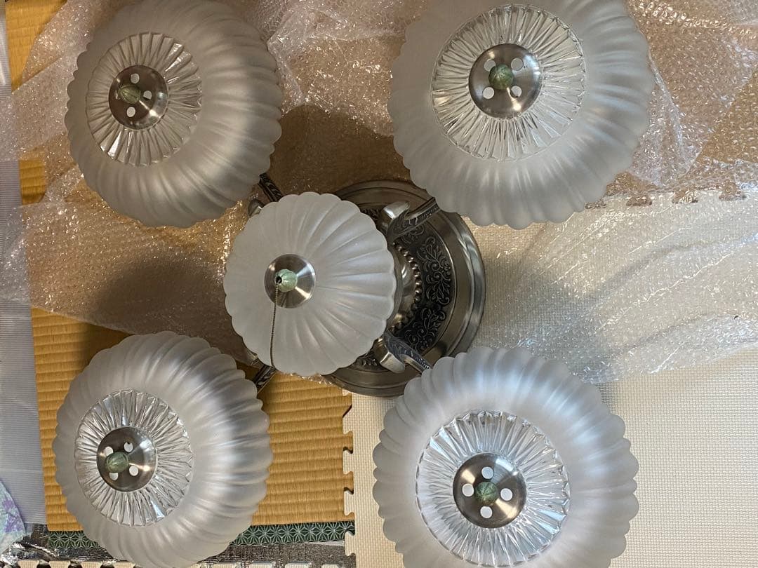 5灯　シャンデリア ホワイト ガラス