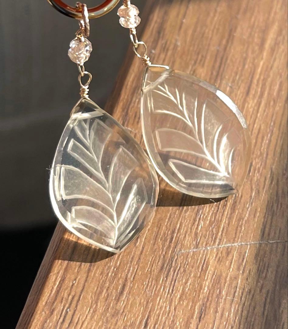 新作ライトスモーキーバックリーフカービング ピアスチャーム