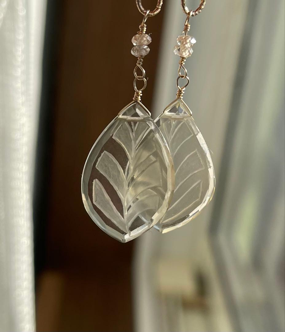 新作ライトスモーキーバックリーフカービング ピアスチャーム