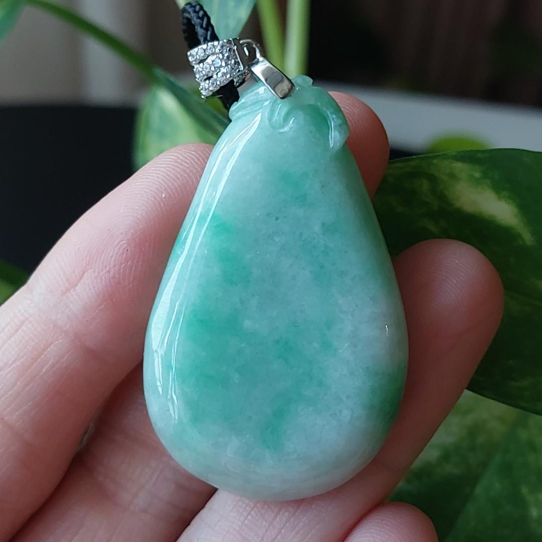 鑑別書付・無処理天然ミャンマー産本翡翠・陽緑ペンダント58163