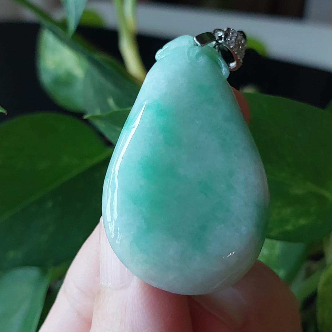 鑑別書付・無処理天然ミャンマー産本翡翠・陽緑ペンダント58163