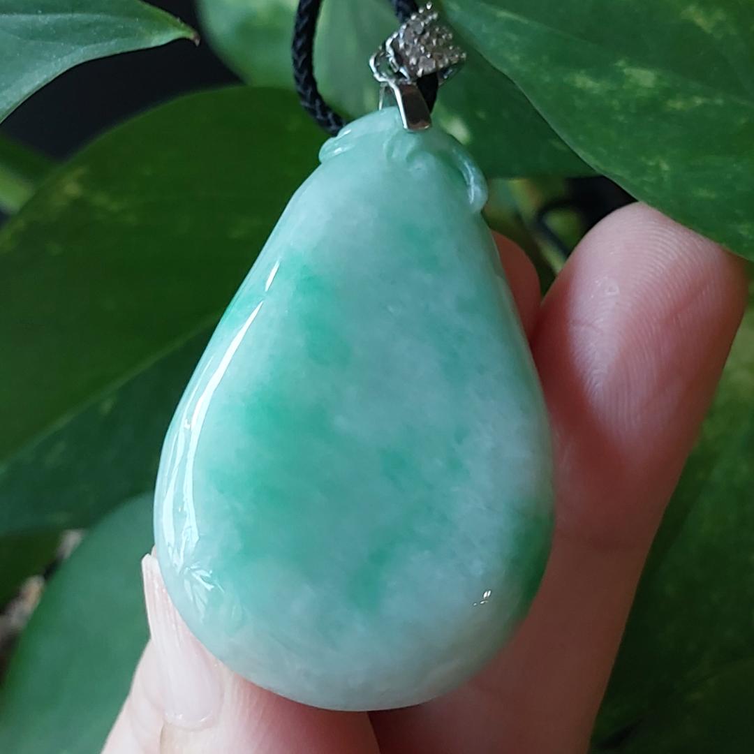 鑑別書付・無処理天然ミャンマー産本翡翠・陽緑ペンダント58163