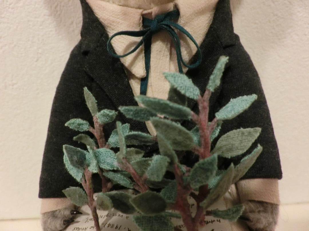 美品　一点物　羊毛フェルト作品　スーツのコアラの人形　羊毛倉庫