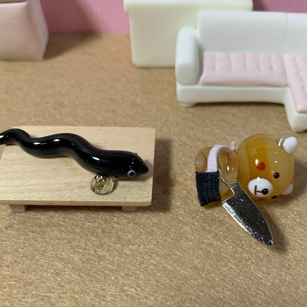 うなぎを捌くクマくん　ガラス細工