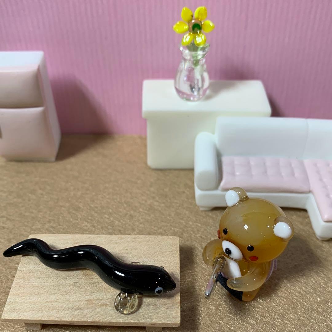 うなぎを捌くクマくん　ガラス細工