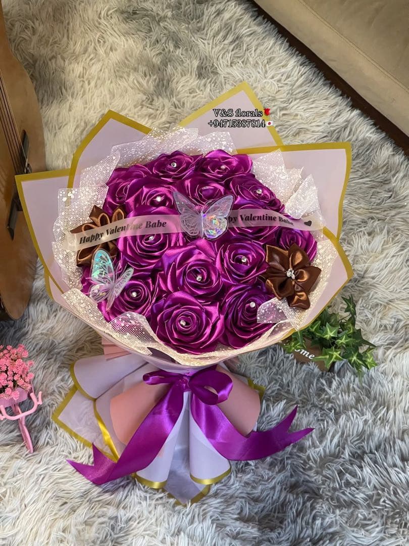 バレンタインデー用紫色サテンローズ花束