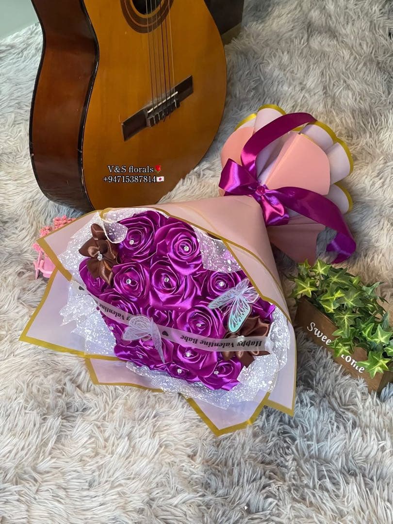 バレンタインデー用紫色サテンローズ花束