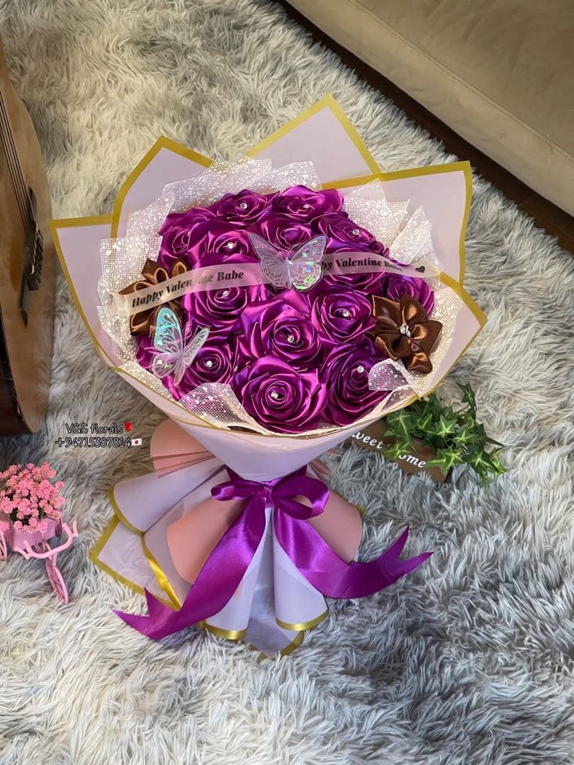 バレンタインデー用紫色サテンローズ花束