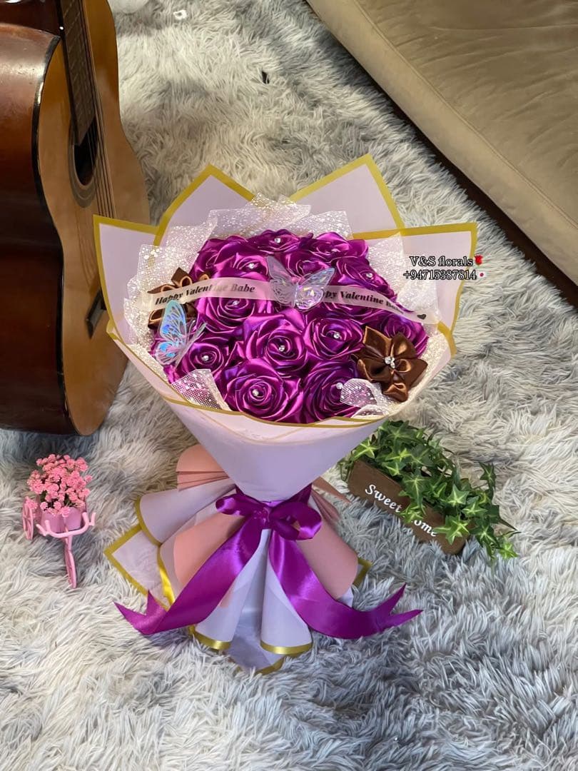 バレンタインデー用紫色サテンローズ花束