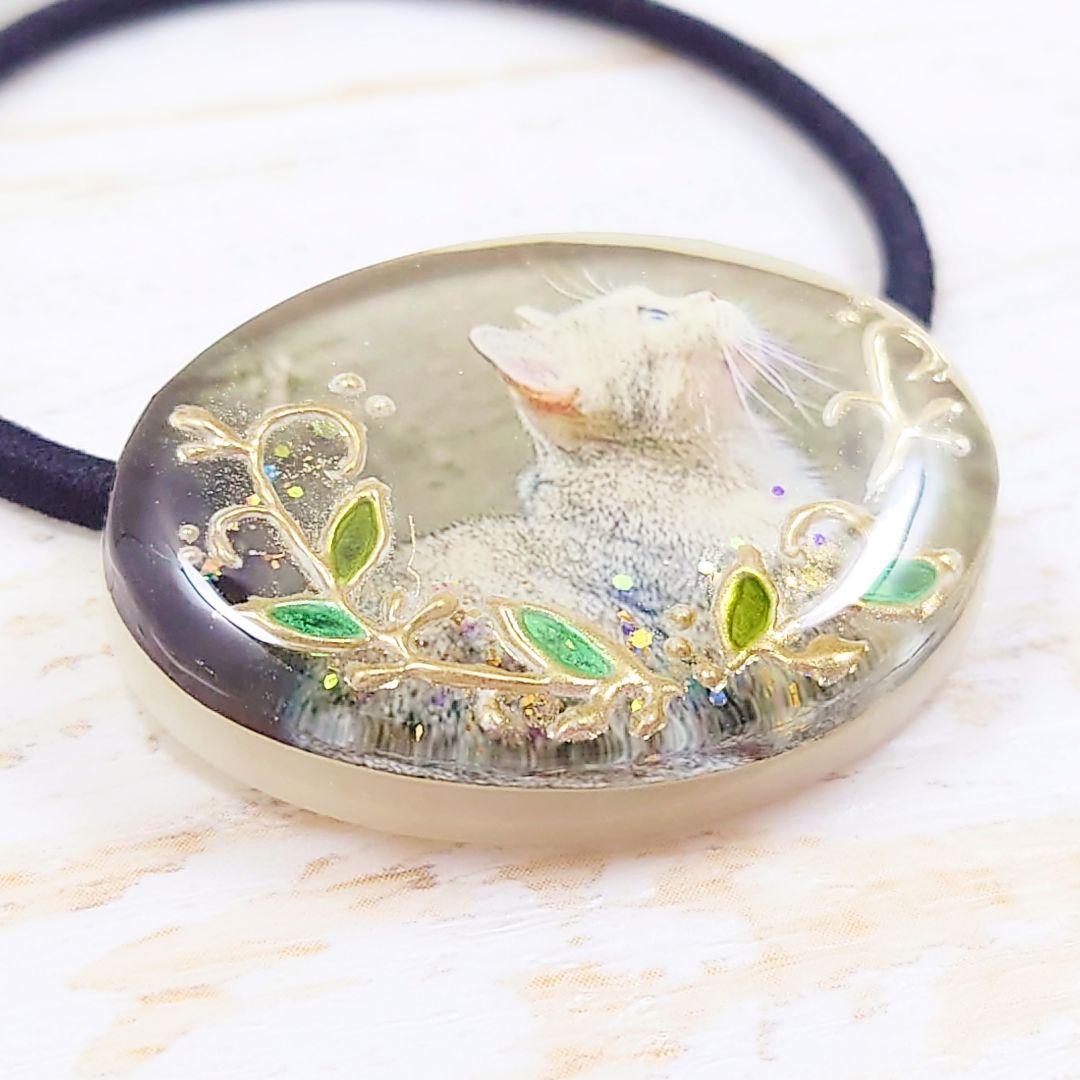 手描き装飾 見上げ猫ちゃんのヘアゴム ハンドメイド レジン ネックレス ブローチ
