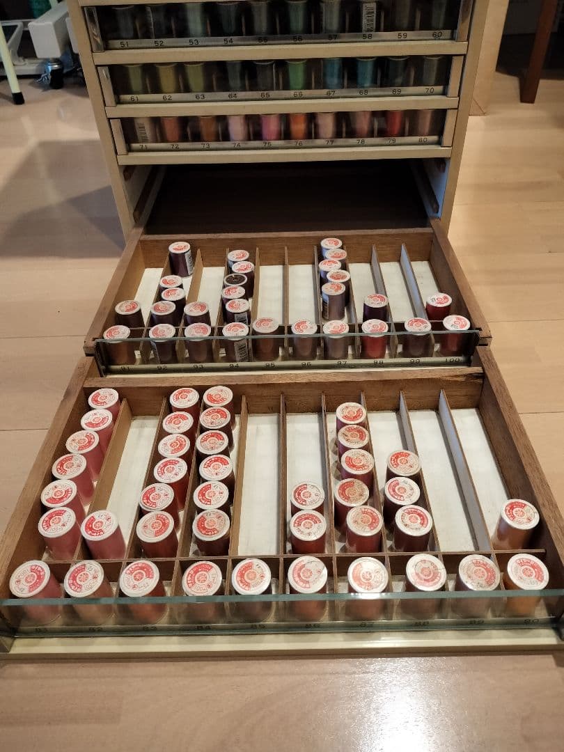 タイヤ―印 木製糸ケース 手芸 店舗什器 昭和レトロ ミシン糸341個付