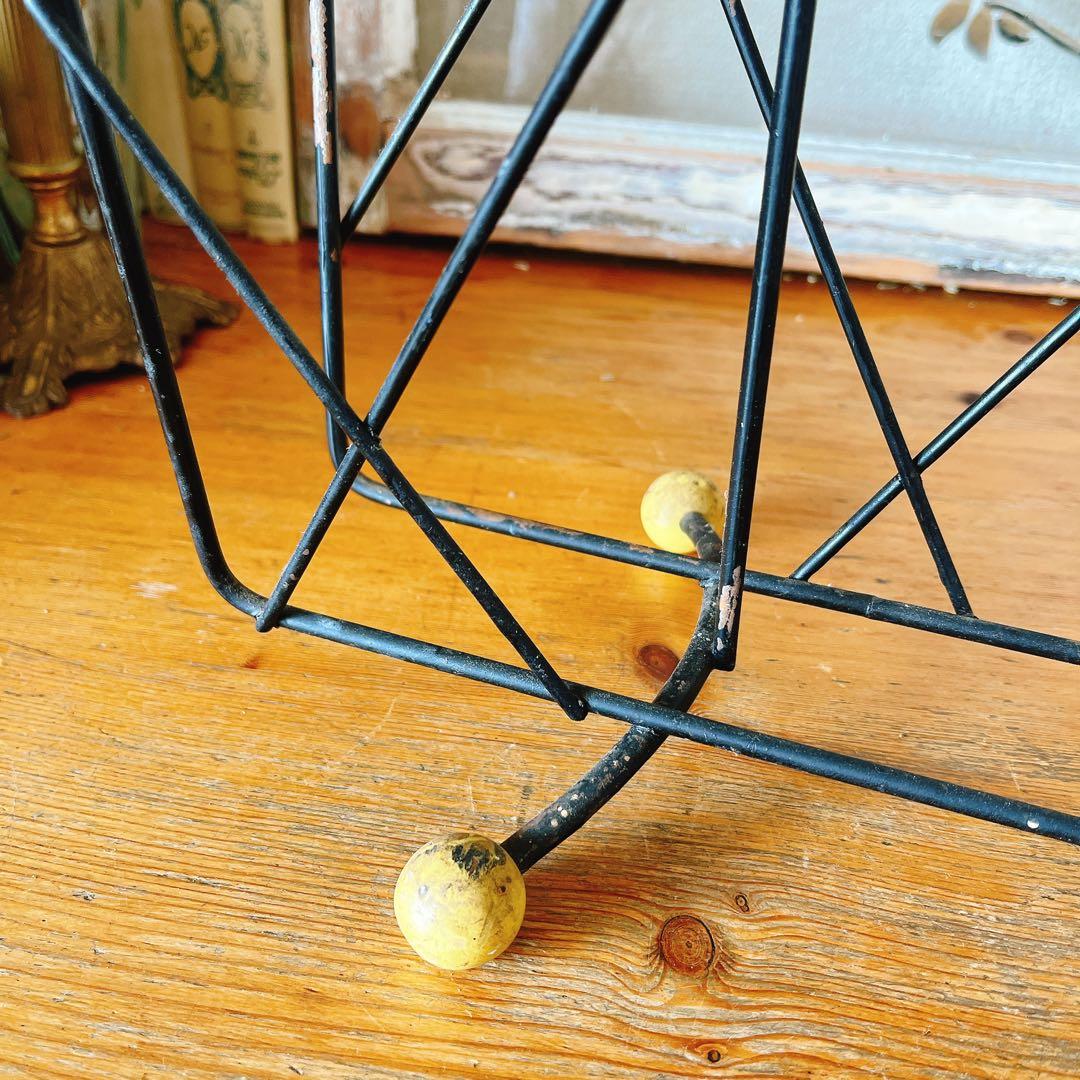 可愛いアイアンのマガジンラック