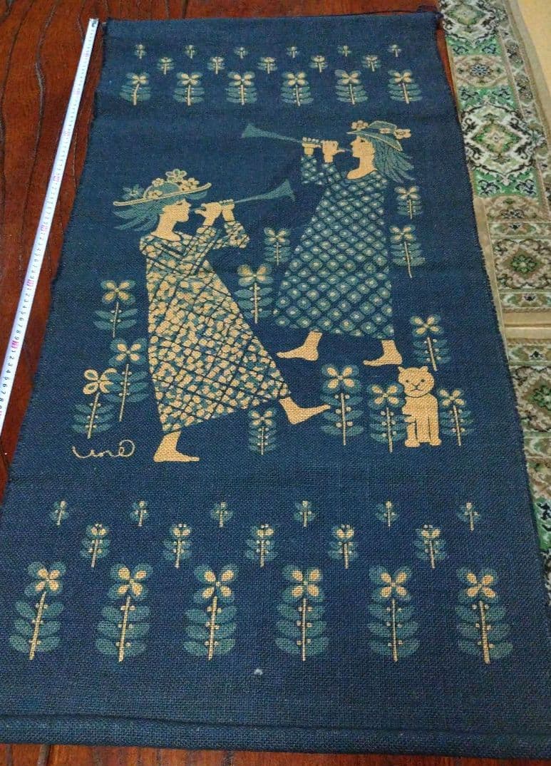 女性の楽器演奏デザイン