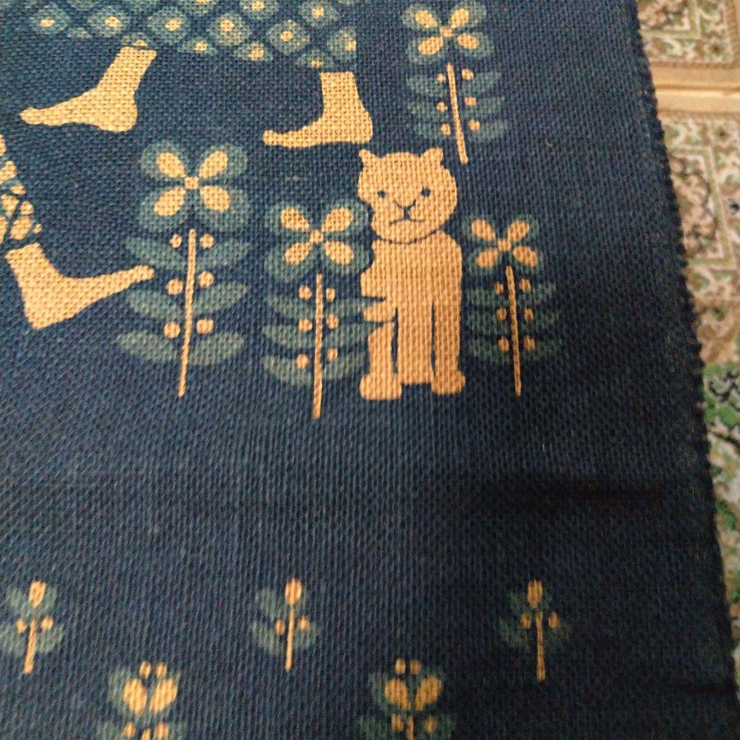 女性の楽器演奏デザイン