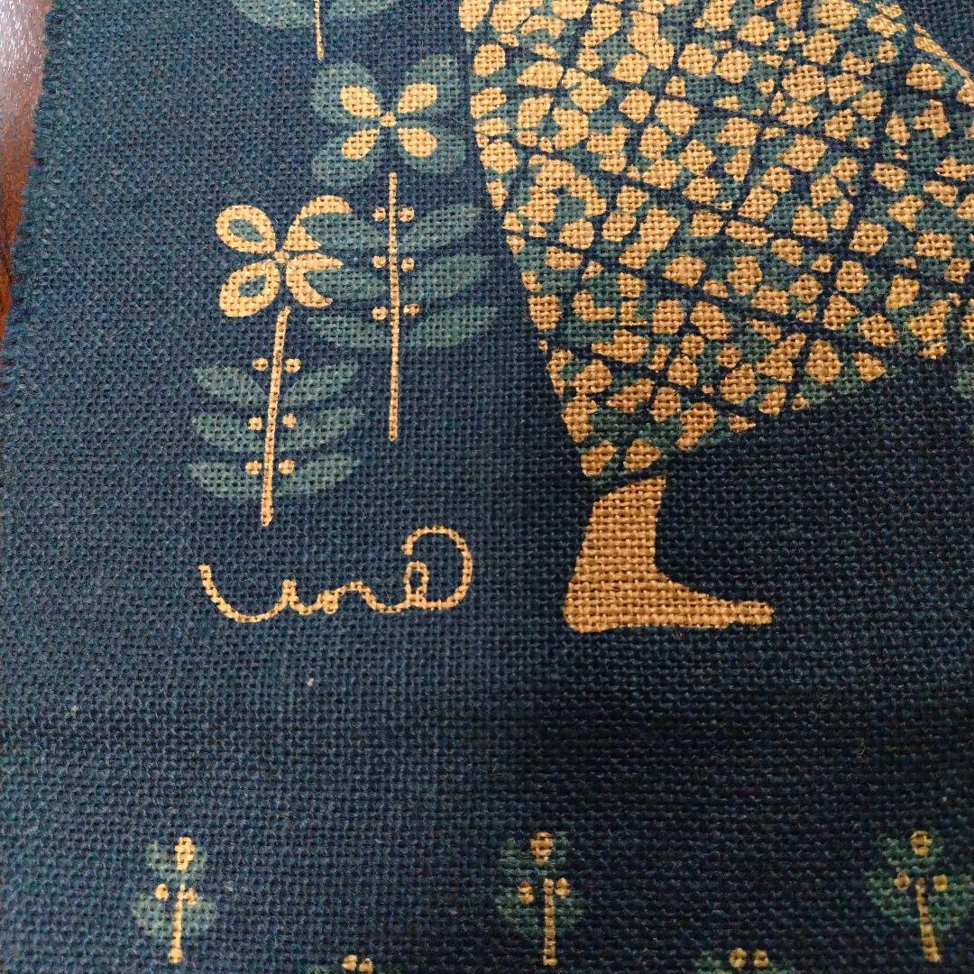 女性の楽器演奏デザイン