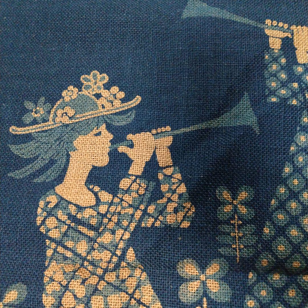 女性の楽器演奏デザイン