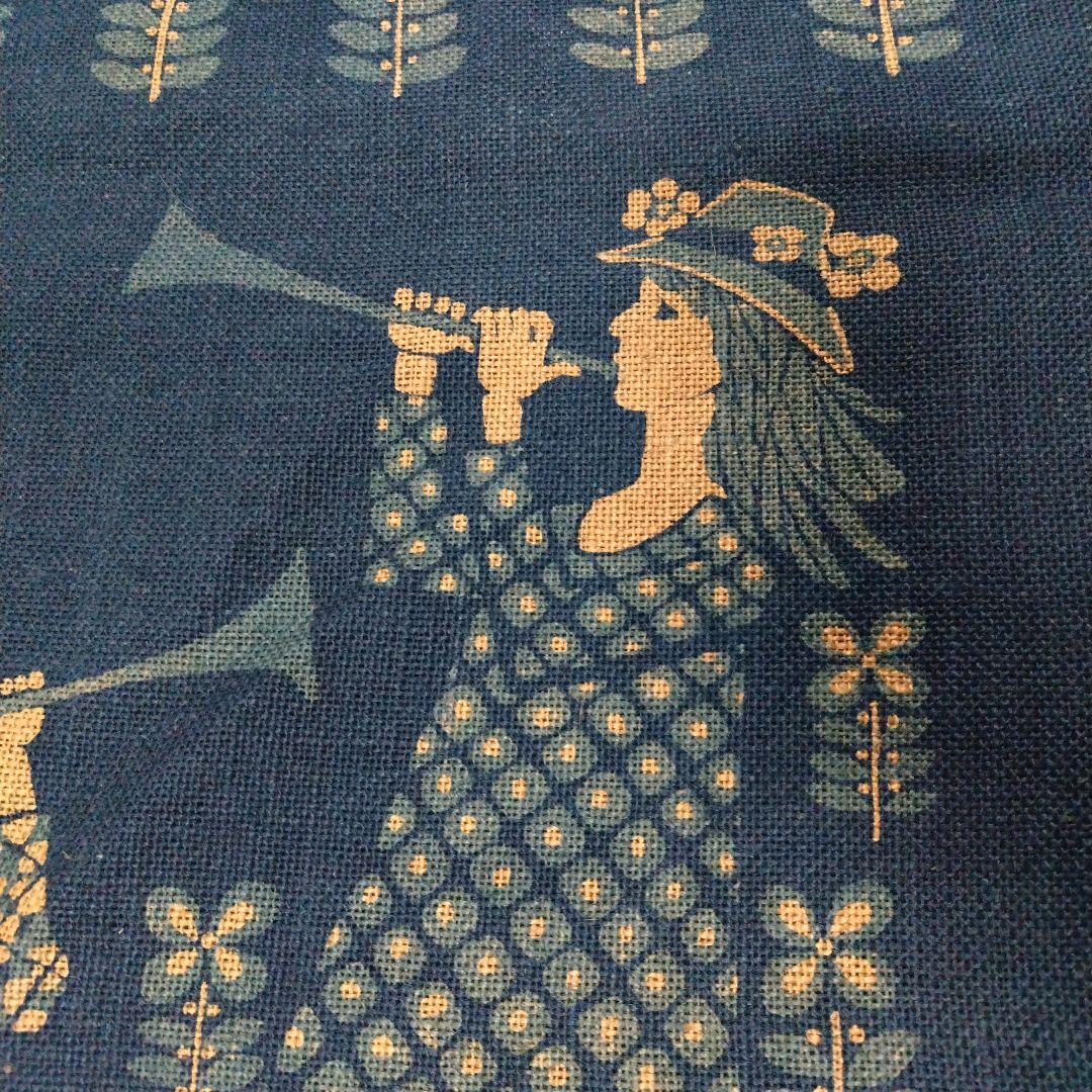 女性の楽器演奏デザイン