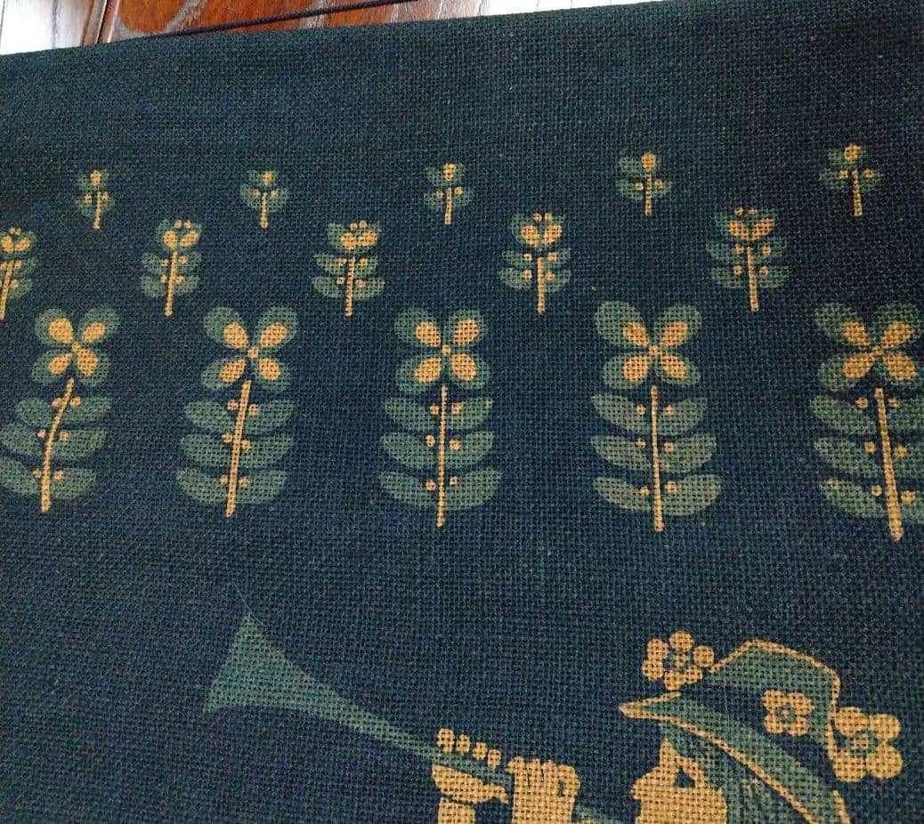 女性の楽器演奏デザイン